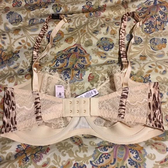 New with tags! 32DDD Victoria’s Secret Balconet Bra - Picture 2 of 2